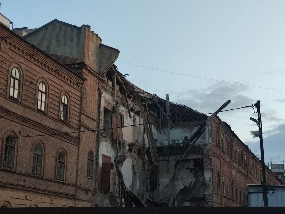 Времена. Раскол в христианстве, обрушилась часть старинных казарм Деконского