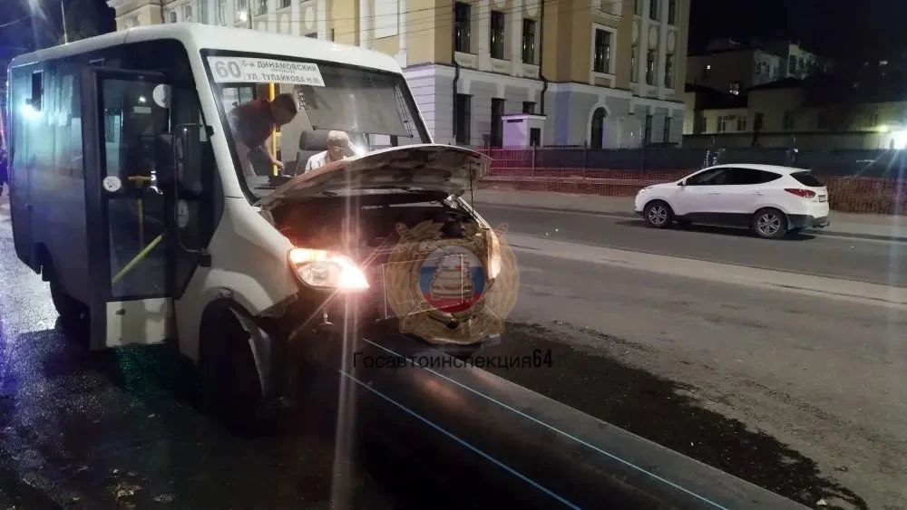 Автобус врезался в трубу, пострадали взрослые и юные пассажиры