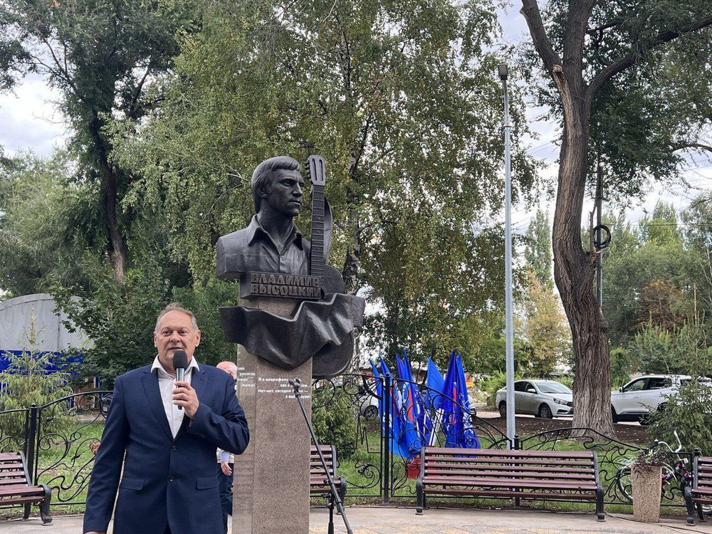Времена. Пожар на Останкинской телебашне, в Энгельсе открыли бюст Высоцкого

