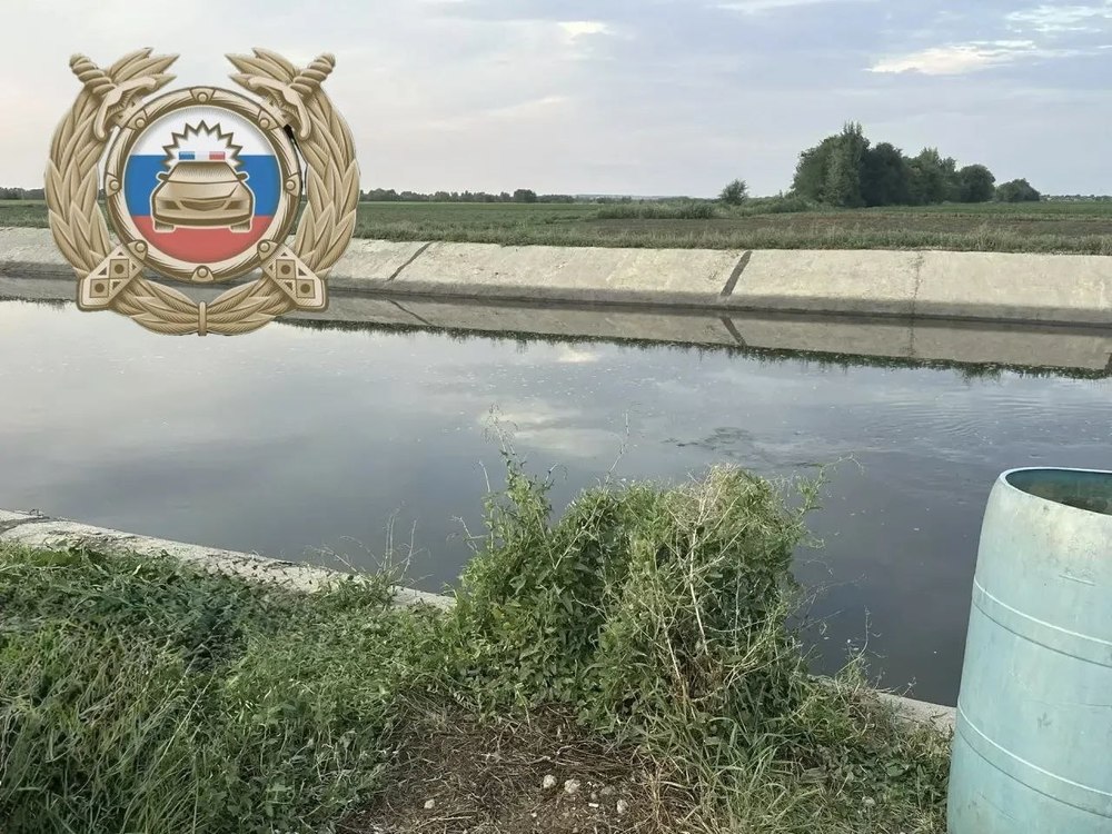 Погиб водитель съехавшего в оросительный канал трактора
