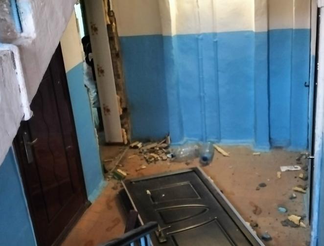 Взрыв в квартире выбил дверь и разрушил балкон