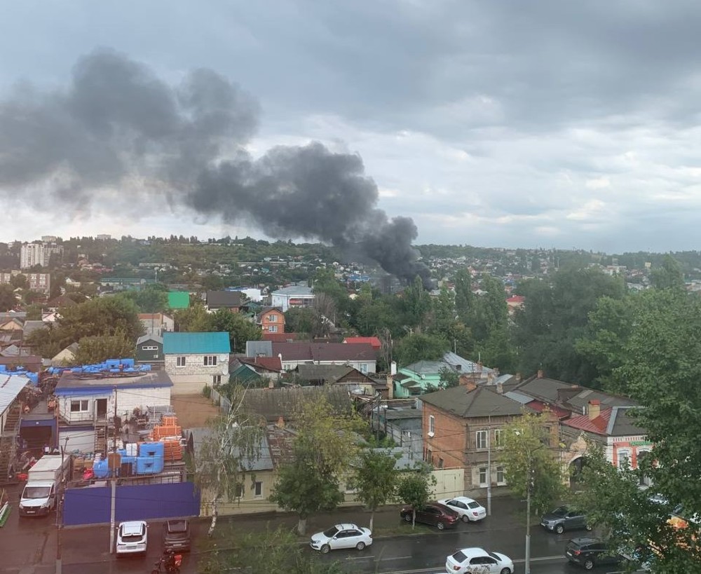 В городе тушат пожар на складе