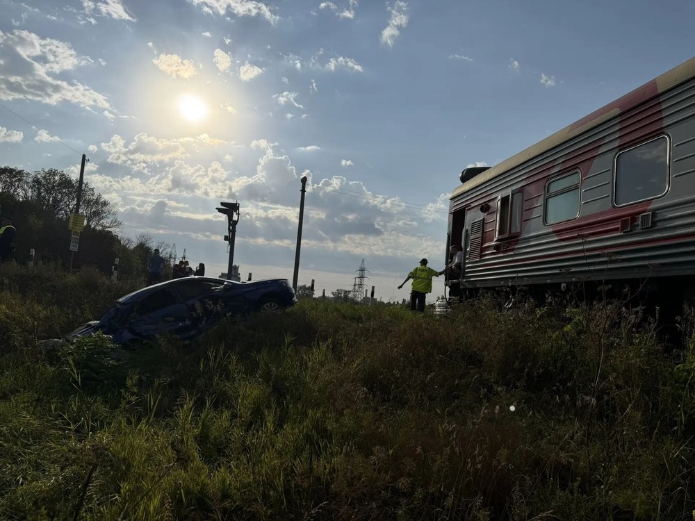 На переезде произошло столкновение автомобиля и грузового поезда