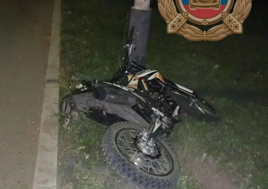 Мотоциклист врезался в опору ЛЭП и погиб