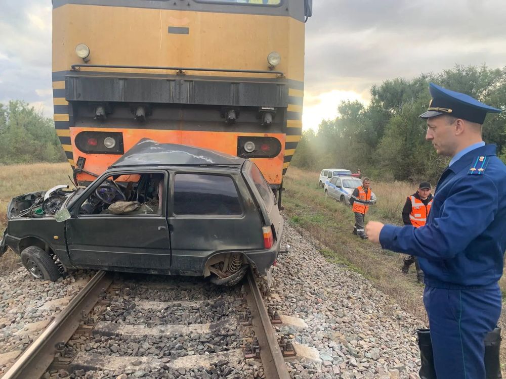 Водитель машины погиб после столкновения с локомотивом