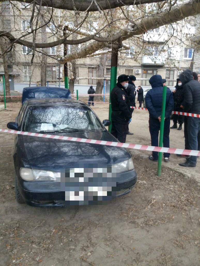 Предполагаемый наркоман придавил полицейского машиной к столбу | 06.04.2020  | Саратов - БезФормата