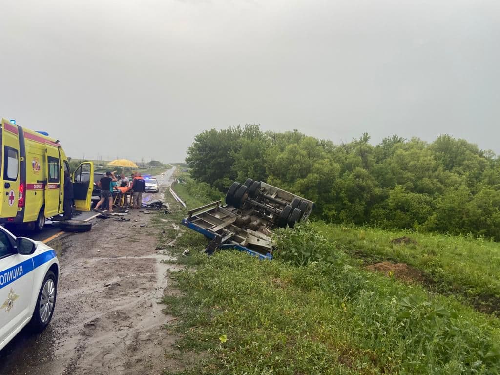 Женщина погибла в аварии с прицепом на трассе | 04.07.2021 | Саратов -  БезФормата