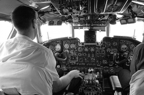 В кабинах самолетов и вертолетов предложено установить видеорегистраторы. Инициатива вызвала вопросы