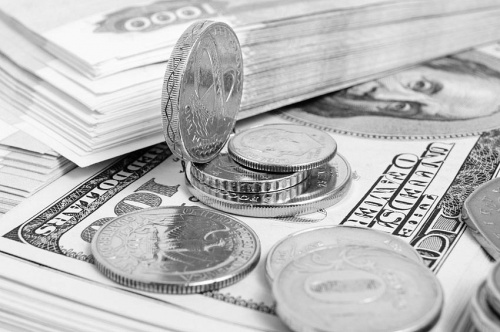 Эксперт: К майским праздникам курс доллара может подняться до 63 руб., евро — до 78 руб.