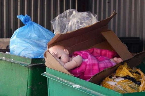 Ковид, страх или протест? Почему матери несут новорожденных на мусорку