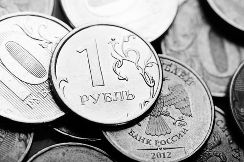 Эксперт: К осени курс рубля может снизиться до 65–68 к доллару