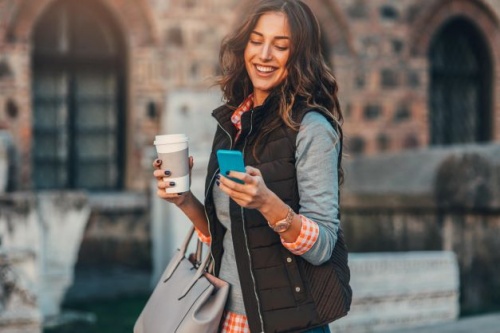  Tele2, российский оператор мобильной связи, в рамках программы лояльности «Больше» подготовил новые предложения от партнеров. Этой весной саратовские клиенты компании могут получить вкусные подарки, а также скидку на поездку в такси.  Tele2 поддерживает