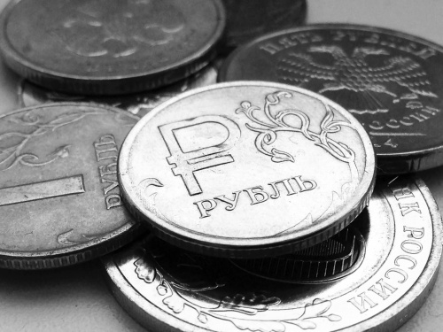Экономист: Рубль опустится к концу года под влиянием фундаментальных факторов