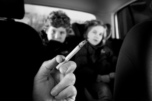 Курить в автомобилях при детях будет запрещено. Дышите реже