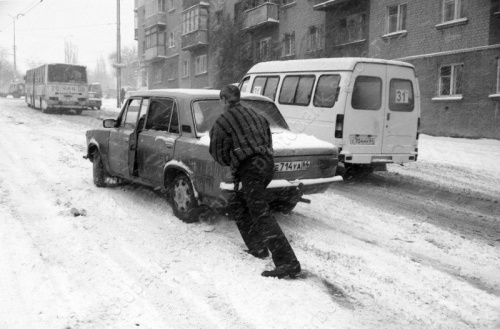 Снег, кипяток и дорожные ямы. Как привлечь к ответу службы ЖКХ за поврежденное авто