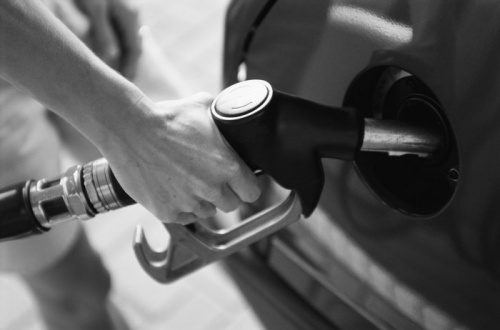В ближайшие недели ожидается резкий рост цен на бензин. Но паникеров обещают наказать
