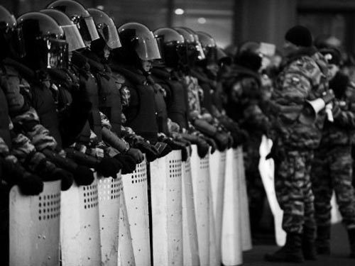 Полицейские закидают демонстрантов "Томатами". Новое спецсредство будет действовать мгновенно