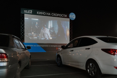 Кино по другим правилам: Tele2 превращает парковки в автокинотеатры