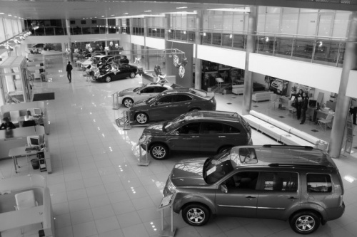 СМИ: Россияне начали скупать автомобили из-за падения рубля