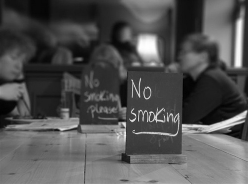 Рестораторов заставят платить за курильщиков. До 100 тысяч  рублей