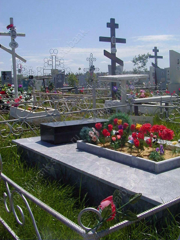 В Саратове анестезиолог покончил с собой на кладбище. Фотобанк СарБК