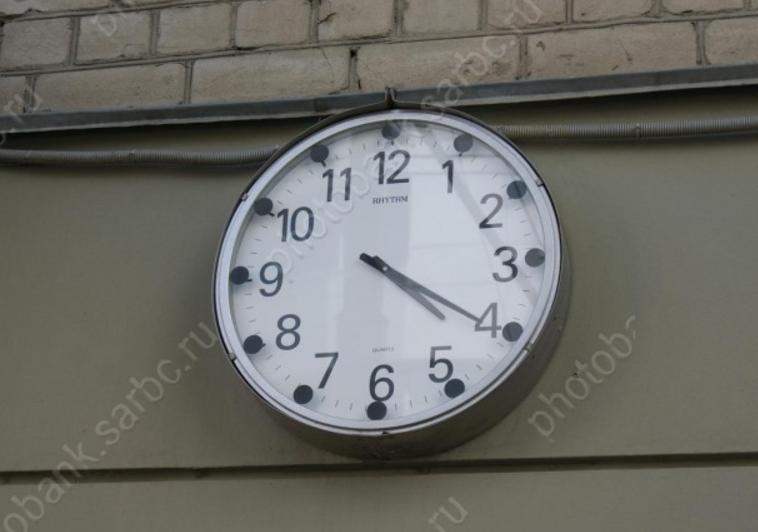 Саратов какой час. Часы с датой в Саратове. Саратов время. В Саратове время Московское или.