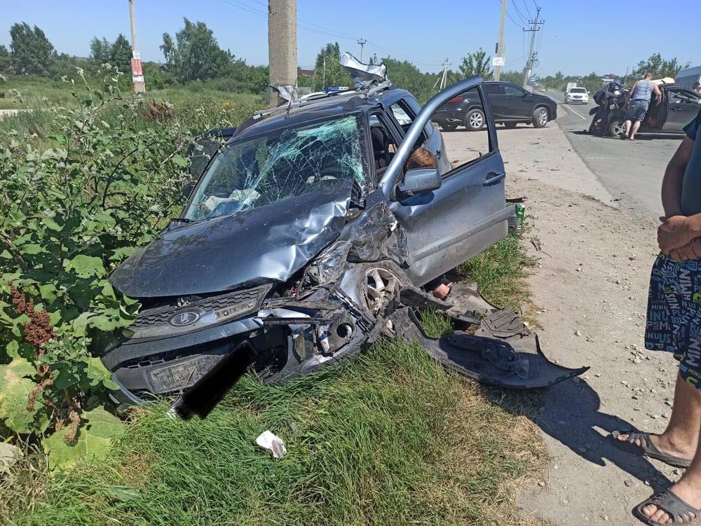 В столкновении трех машин на Кумысной поляне пострадали трое