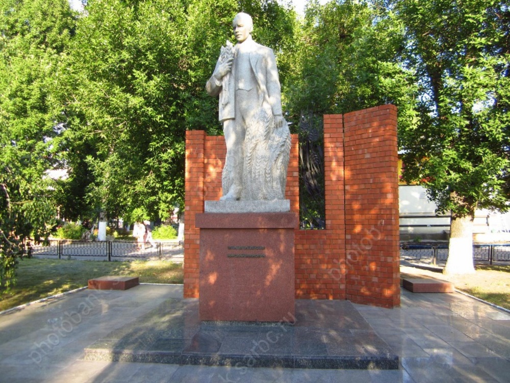 Памятник Николаю Вавилову © Фотобанк СарБК