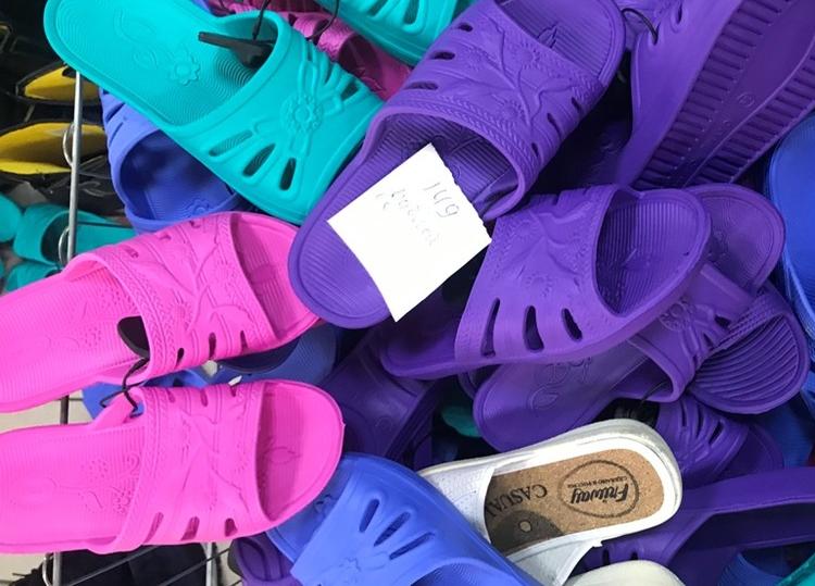 В магазине выявлено 110 пар немаркированной обуви