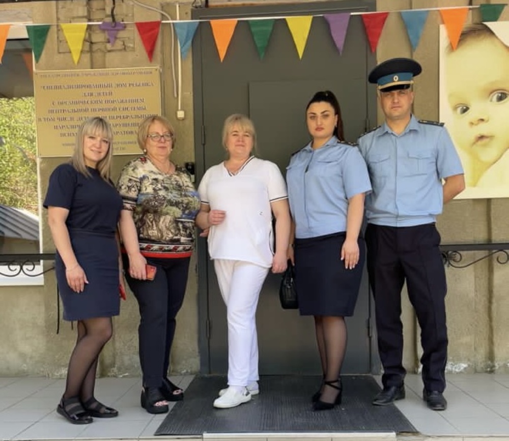 Приставы заводского. Сотрудники приставы в городе красный Кут фото.