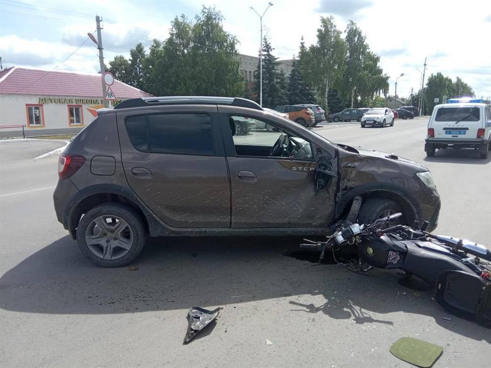 Мотоциклист попал в больницу после аварии с "Рено"
