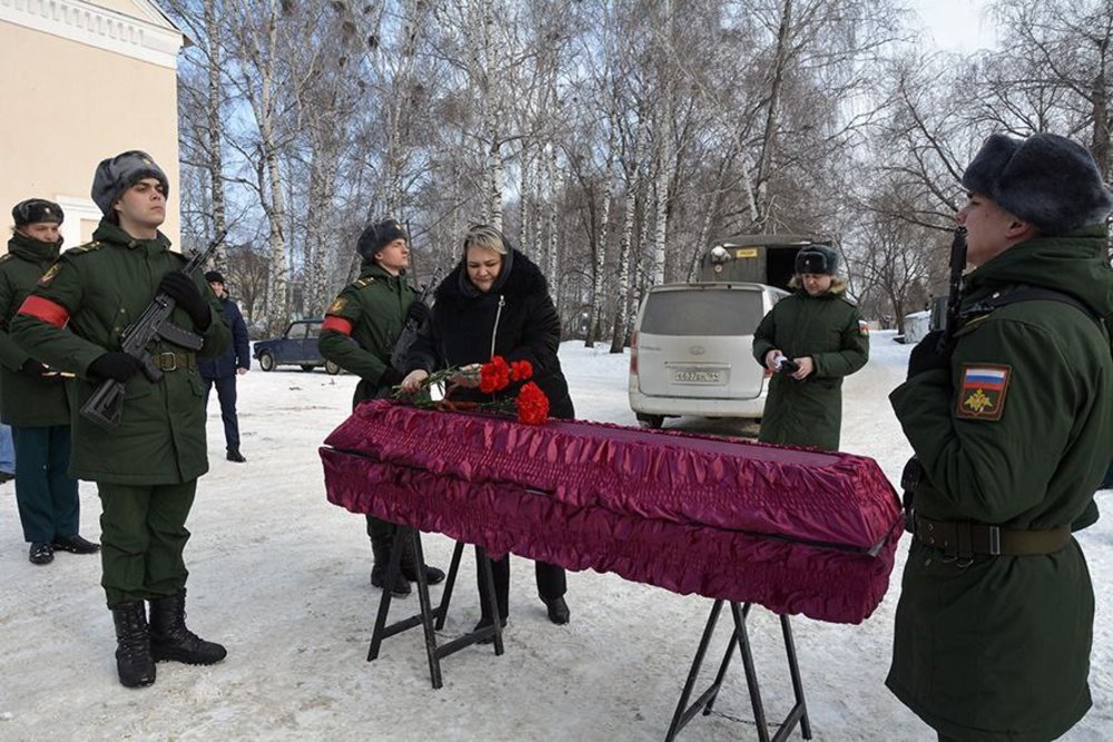 Родственники погибших в спецоперации. В Саратовской области простились. Похороны с почестями для военных.