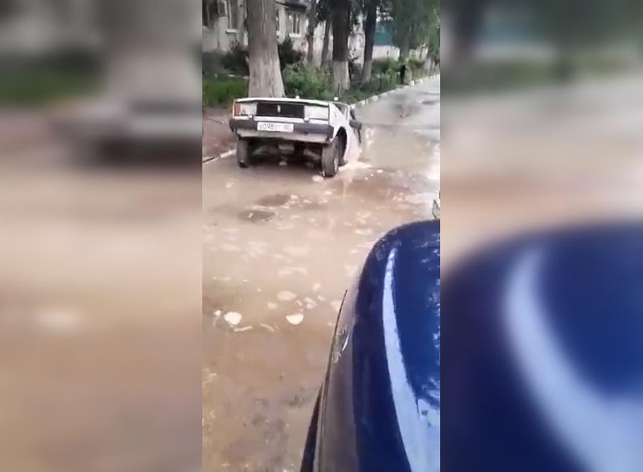 Из-за коммунальной аварии автомобиль утонул в яме с водой
