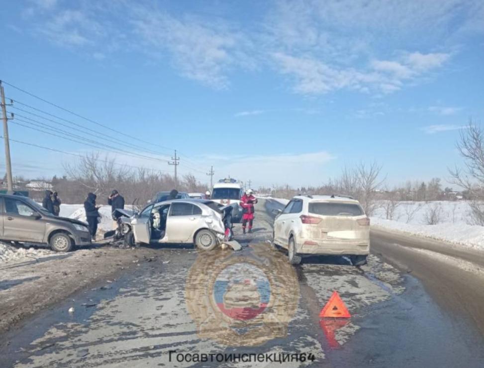 В столкновении трех машин пострадали три человека | 23.02.2024 | Саратов -  БезФормата