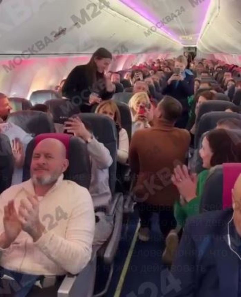 Пассажир рейса Москва-Саратов сделал предложение возлюбленной в воздухе
