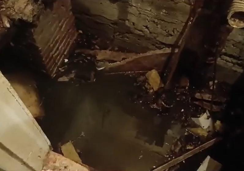 Женщина провалилась из туалета в затопленный нечистотами подвал