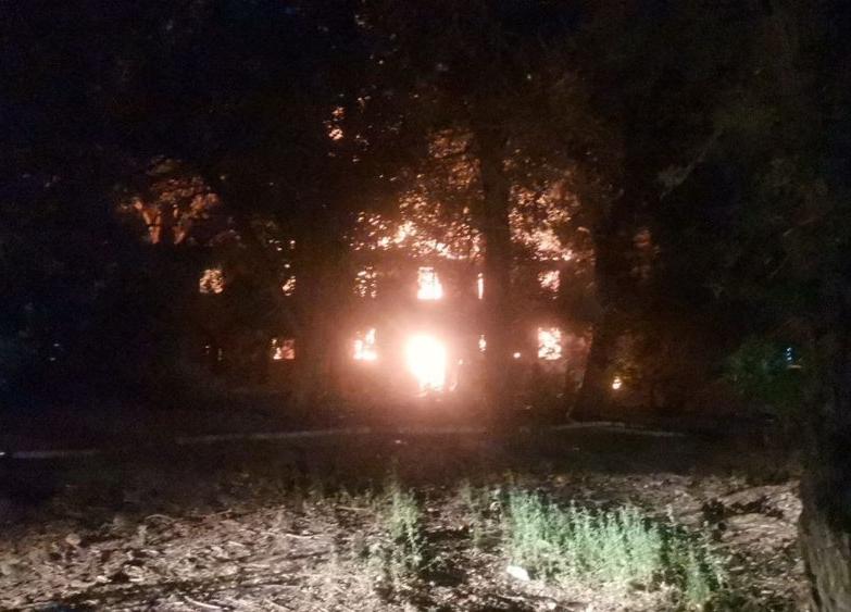 Заброшенный дом загорелся в третий раз: жители просят ускорить снос