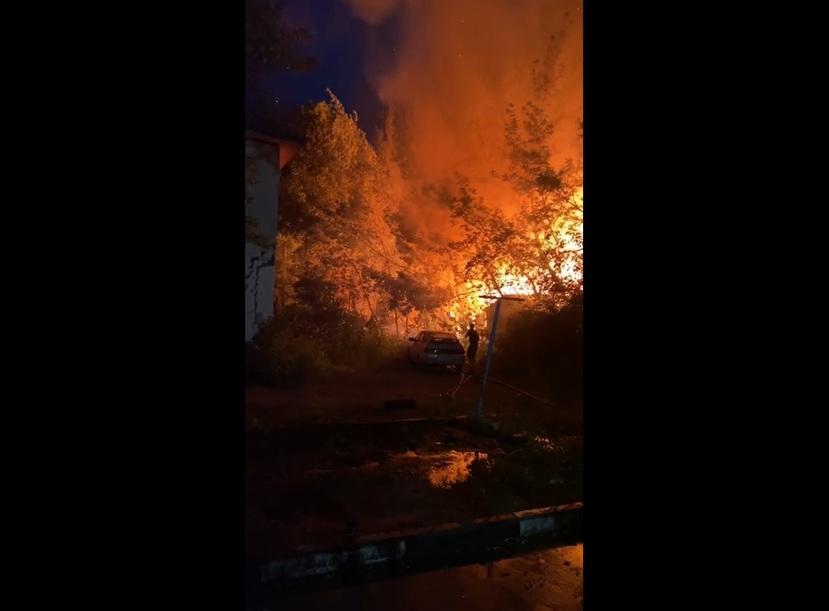 На Шелковичной ночью полыхали гаражи, от огня отбили дом