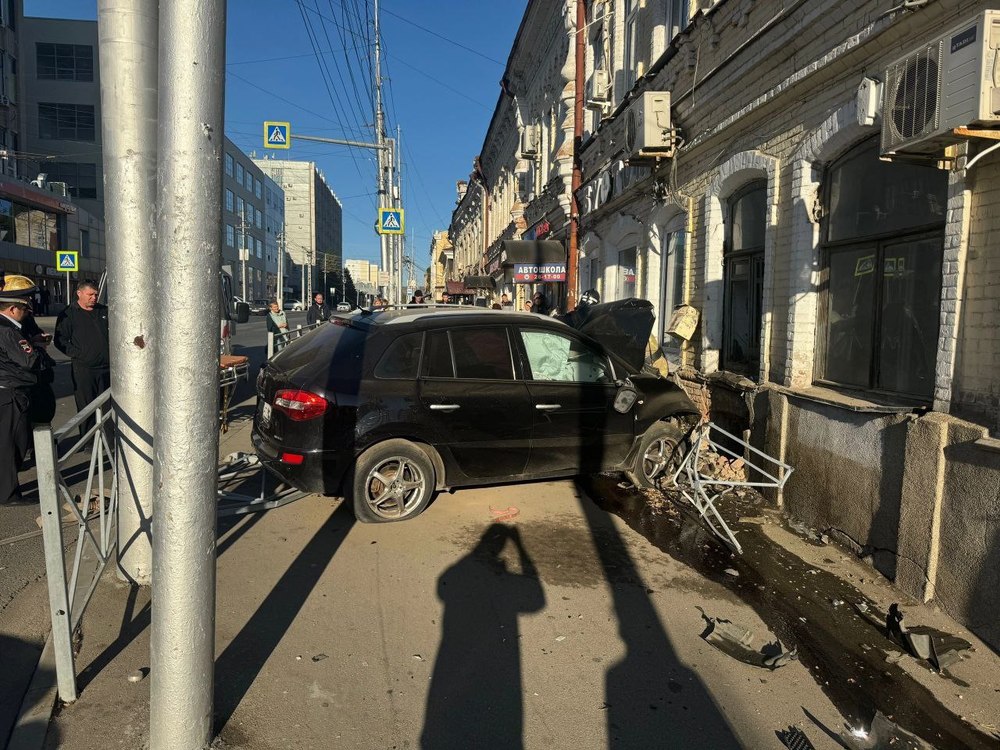 Почувствовавший себя плохо водитель врезался в дом. Мужчина скончался