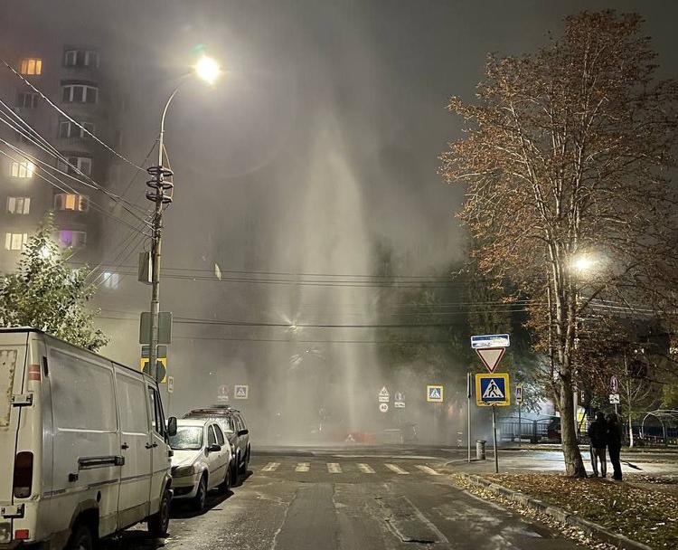 В центре города забил фонтан из теплотрассы