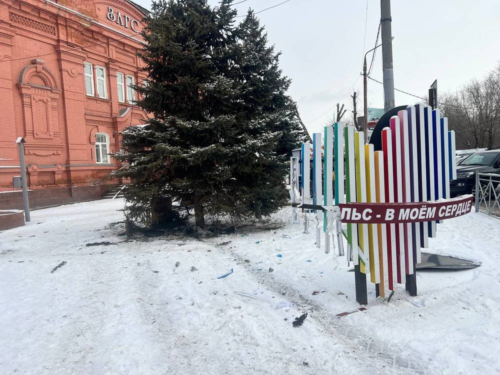 Машина сломала ограждение и арт-объект около ЗАГСа