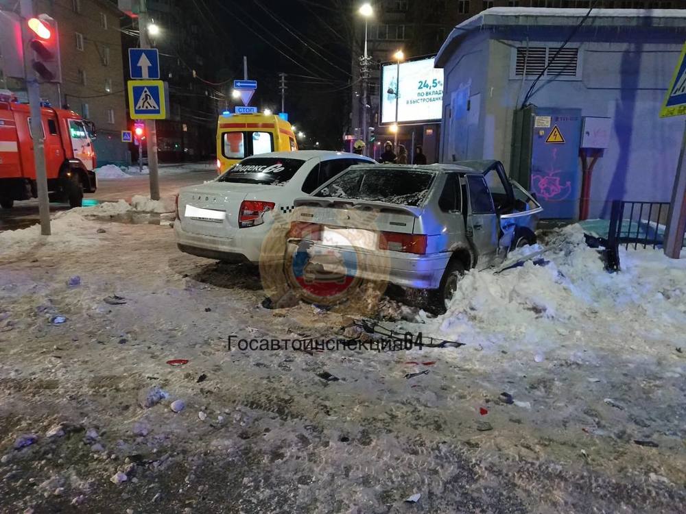 В ДТП с участием такси на Рахова пострадали мужчина и женщина