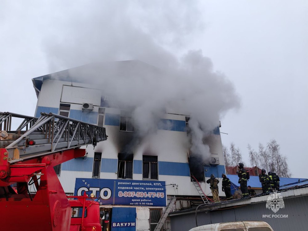 Утром в Саратове горело здание СТО