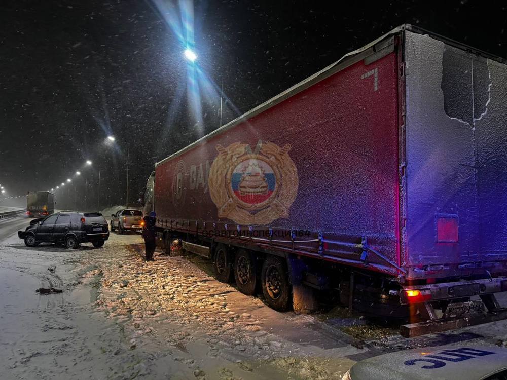 Минивэн врезался в стоящий грузовик, двое пострадали