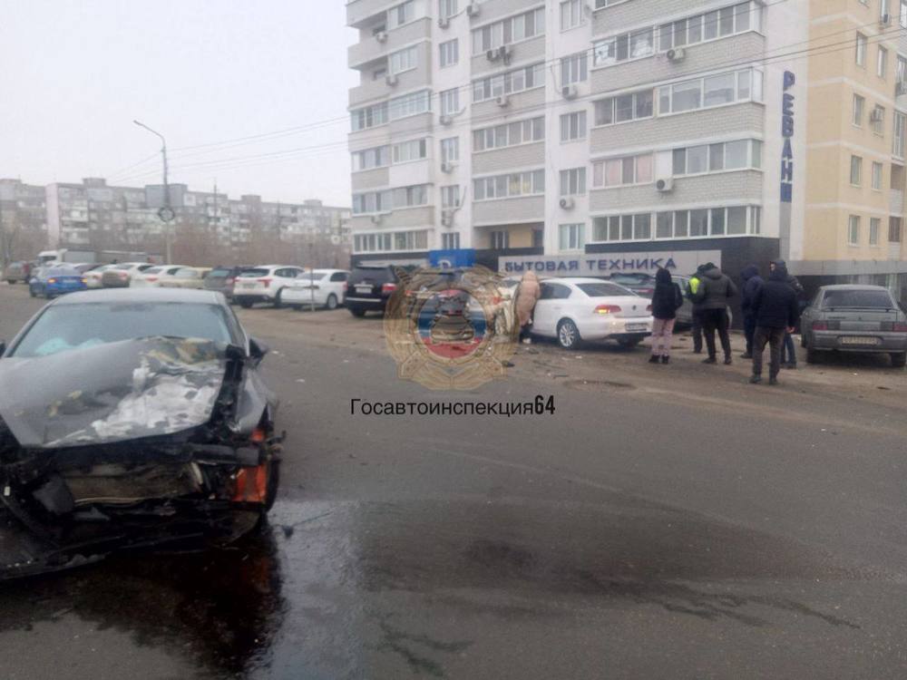 На Тархова столкнулись 5 машин. Пострадала женщина