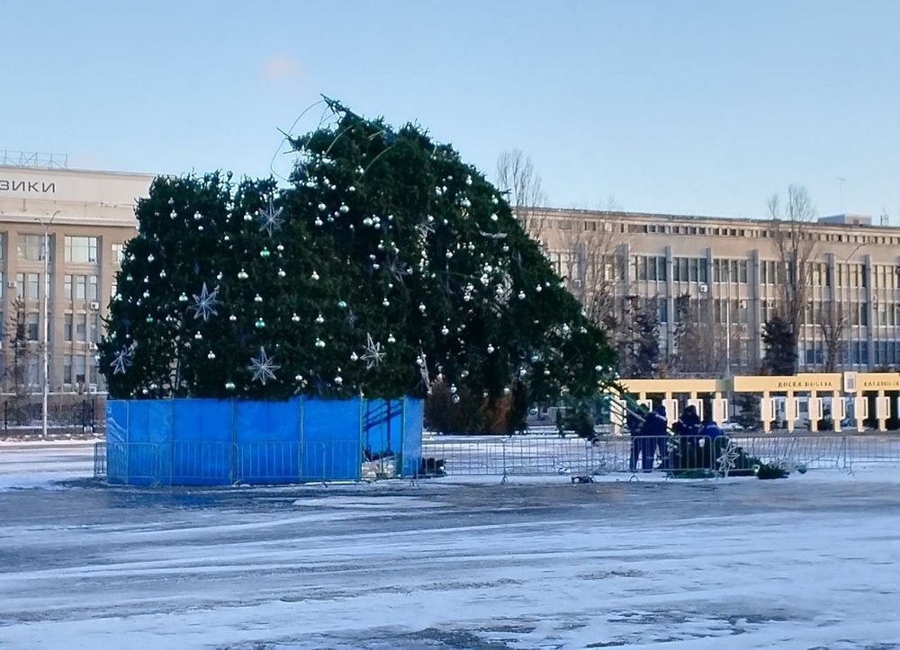 Ураган сломал пополам новогоднюю ёлку на Театральной площади
