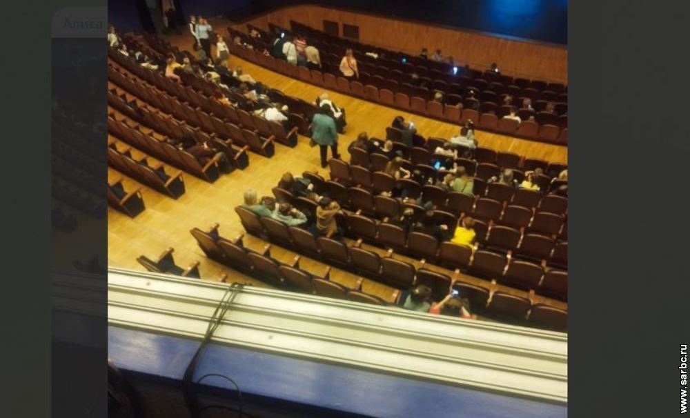 Времена. На Кремлем поднят флаг России, в ТЮЗЕ заменили раскритикованный зрителями спектакль 