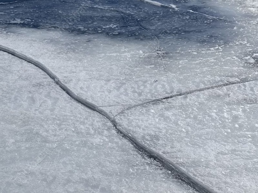 Спасатели достали провалившегося под лёд рыбака