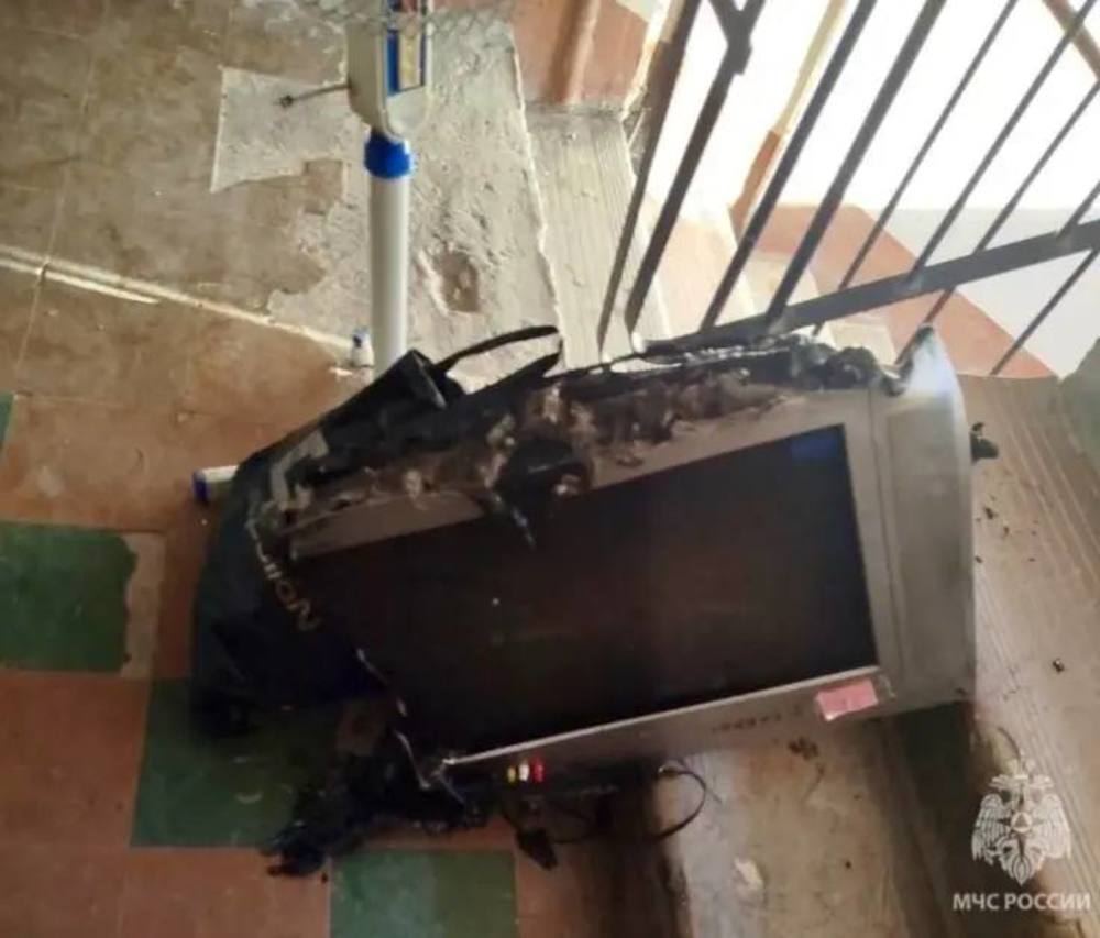 В квартире загорелся телевизор, пострадала женщина