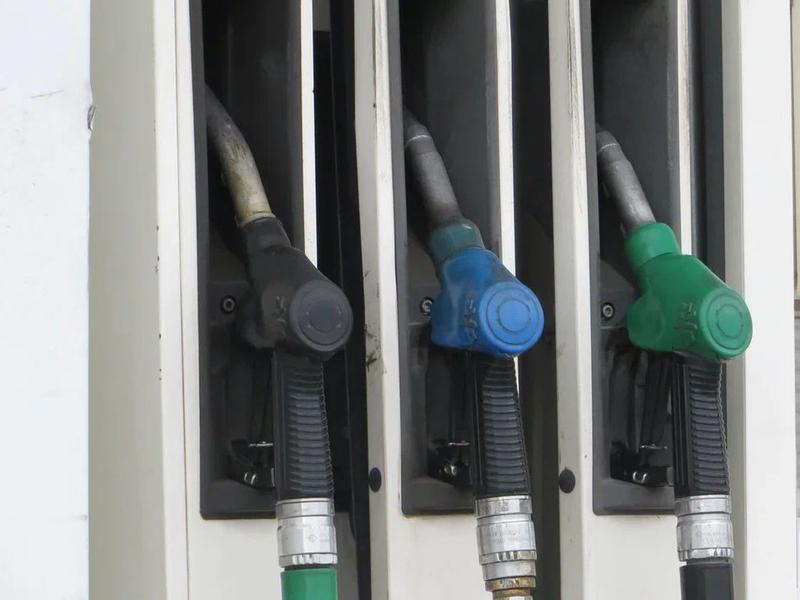 За неделю немного подешевели самые популярные марки бензина